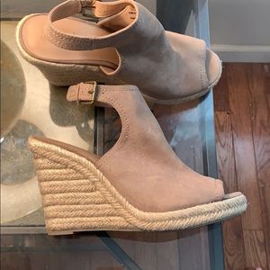 Tan Universal Thread wedged. Size 10